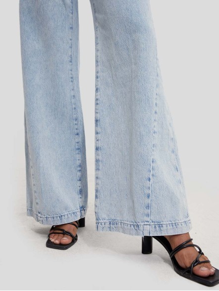 Wide-leg Light Washed Jeans