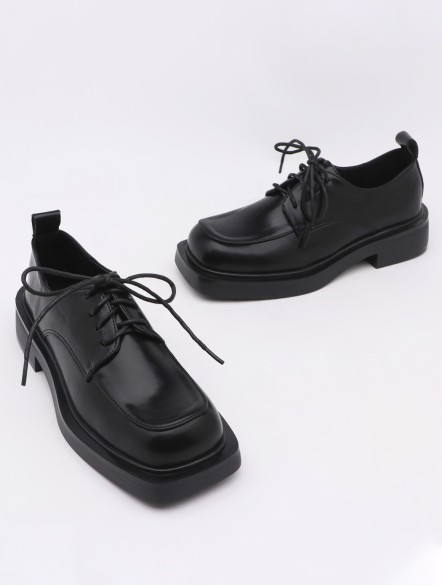 Square toe lace-up shoes